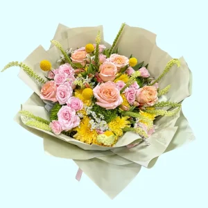 Encanto ramo con rosas crisantemos y craspedias en tonos rosa y amarillo