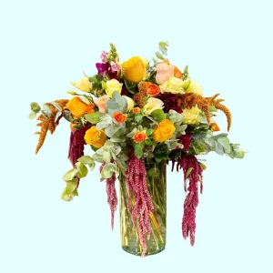 Floral Spring arreglo con rosas lisianthus amaranto y eucalipto