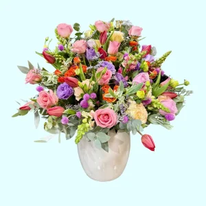 Romance arreglo floral con rosas tulipanes y lisianthus