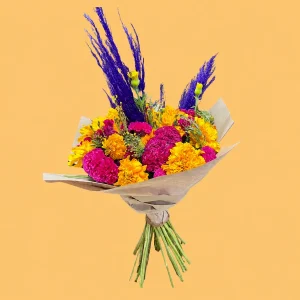 Ramo Memoria con cempasúchil amarillo y naranja, garra de león magenta y pampa pintada en morado, envuelto en papel kraft.